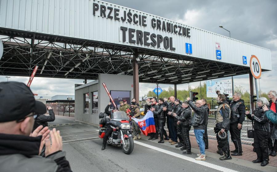 Członkowie klubu Nocne Wilki i prezes polskiego oddziału "Nocnych Wilków" Dariusz Kaczmarczyk