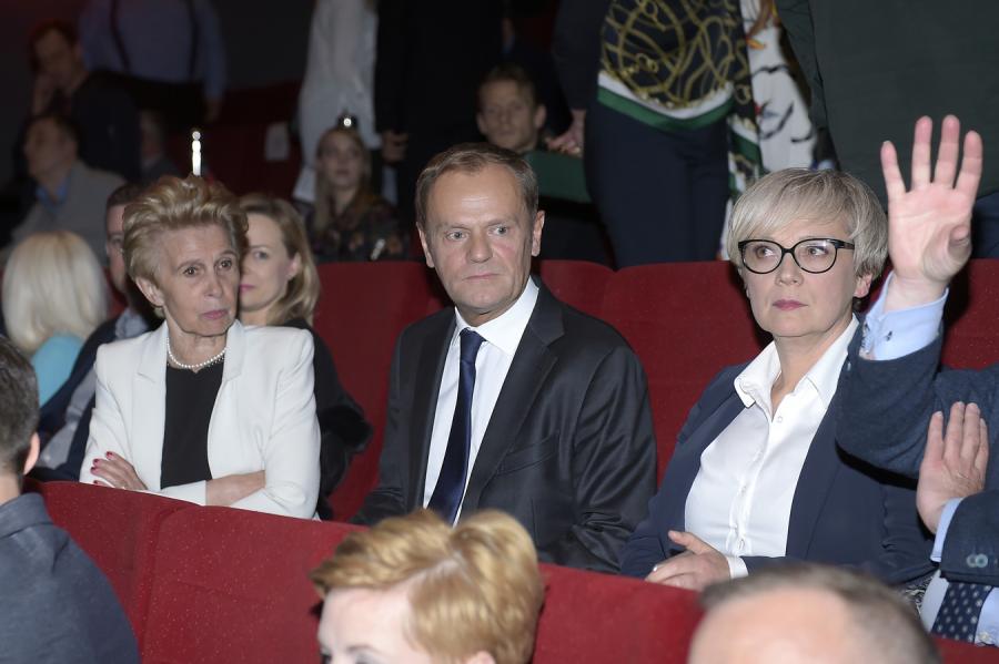 Donald Tusk i Iwona Śledzińska-Katarasińska na premierze filmu "Gwiazdy"
