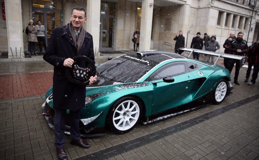 Premier Morawiecki nie ma samochodu, ale wie jak ożywić