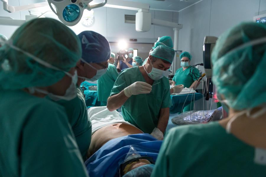 Operacja złośliwego guza wątroby przy użyciu echolasera, przeprowadzona przez polski zespół i włoskiego operatora Giovanniego Giuseppe Di Costanzo