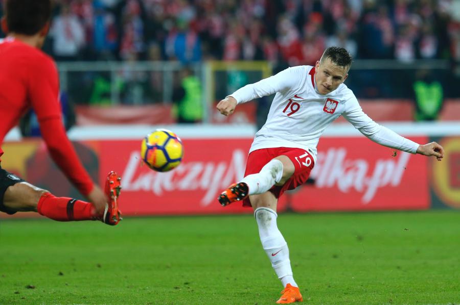 Piotr Zieliński (P) strzela bramkę na 3:2
