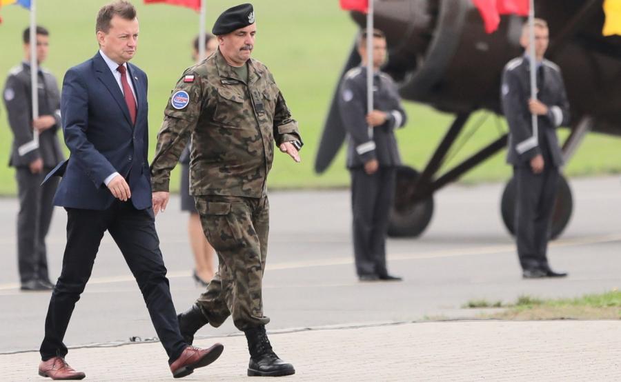 Minister obrony narodowej Mariusz Błaszczak i dowódca Generalny Rodzajów Sił Zbrojnych gen. broni Jarosław Mika podczas Międzynarodowych Pokazów Lotniczych Air Show w Radomiu
