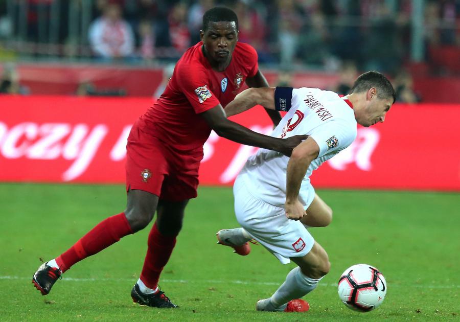Polak Robert Lewandowski (P) i William Carvalho (L) z Portugalii podczas meczu piłkarskiej Ligi Narodów w Chorzowie