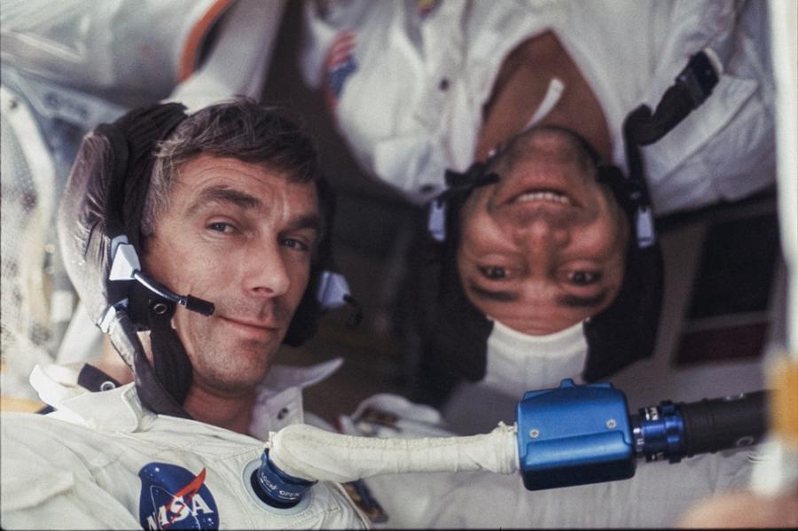 Gene Cernan i Ron Evans (do góry nogami) podczas misji Apollo 17, 7‒19.12.1972, fot. Harrison "Jack" Schmitt