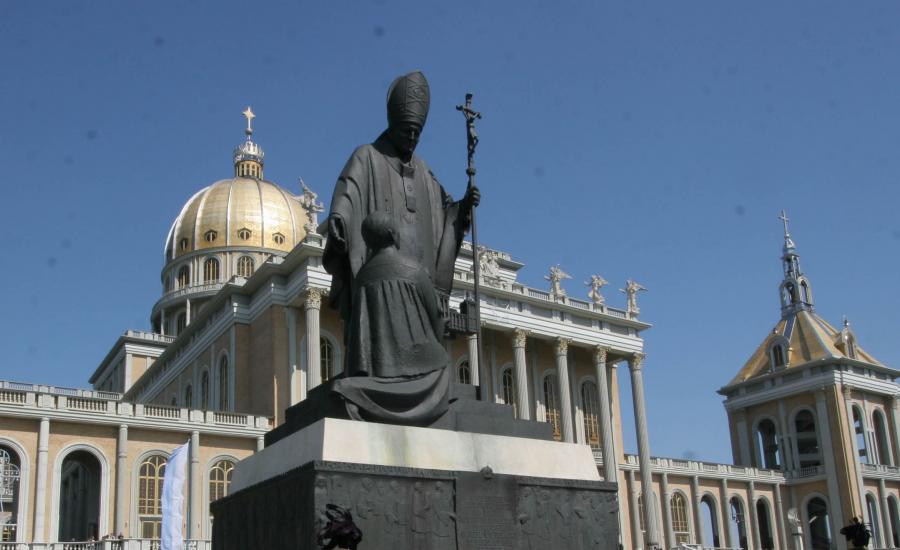 W Sanktuarium W Licheniu Stanął Zmodyfikowany Pomnik Papieża - 