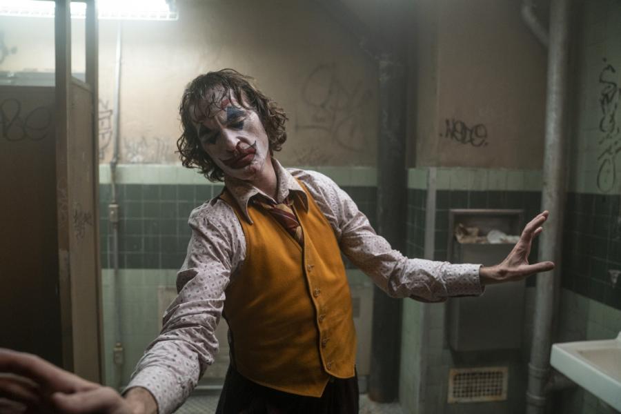 "Joker" w kinach od 4 października. © 2019 Warner Bros. Entertainment Inc