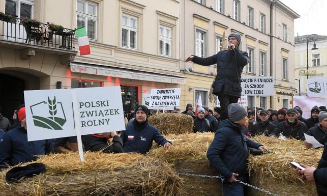 Rolnicy z Agrounii usunięci siłą przez policję. Koniec utrudnień na Nowym Świecie i Krakowskim Przedmieściu