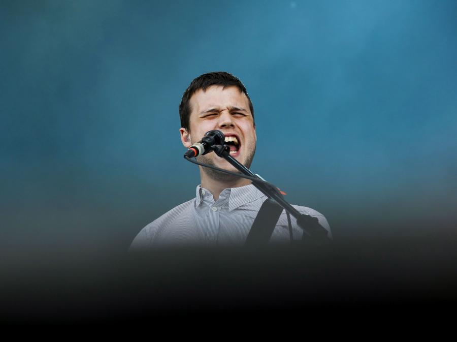 Wokalista White Lies, Harry McVeigh na Optimus Alive Music festival w Portugali