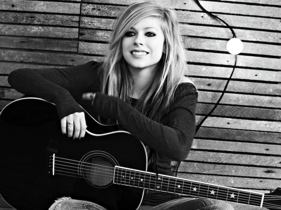 Avril Lavigne też nie jest fanką literatury. Mówi wprost, że nie lubi czytać i winę zwala na swoje ADHD. Nie za bardzo widzimy związek między tymi dwoma sprawami
