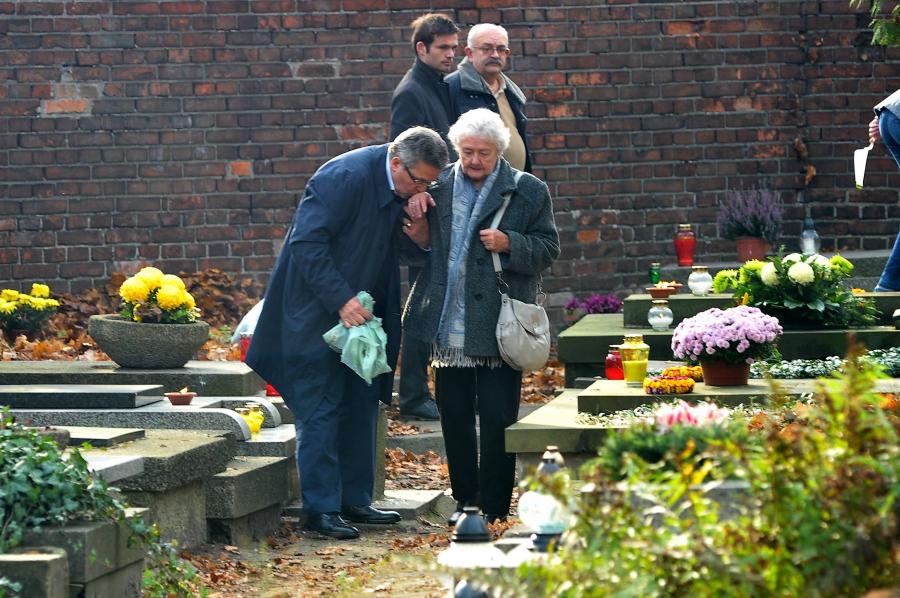 Bronisław Komorowski z mamą na Powązkach