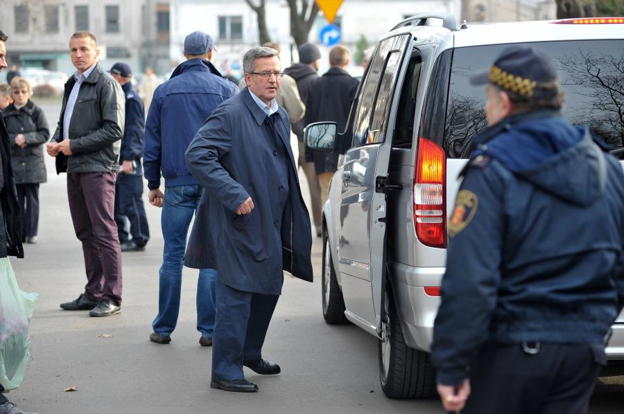 Bronisław Komorowski z mamą na Powązkach