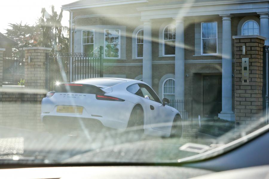 Wojciech Szczęsny za kierownicą porsche 911 carrera S śledzony przez paprazzi