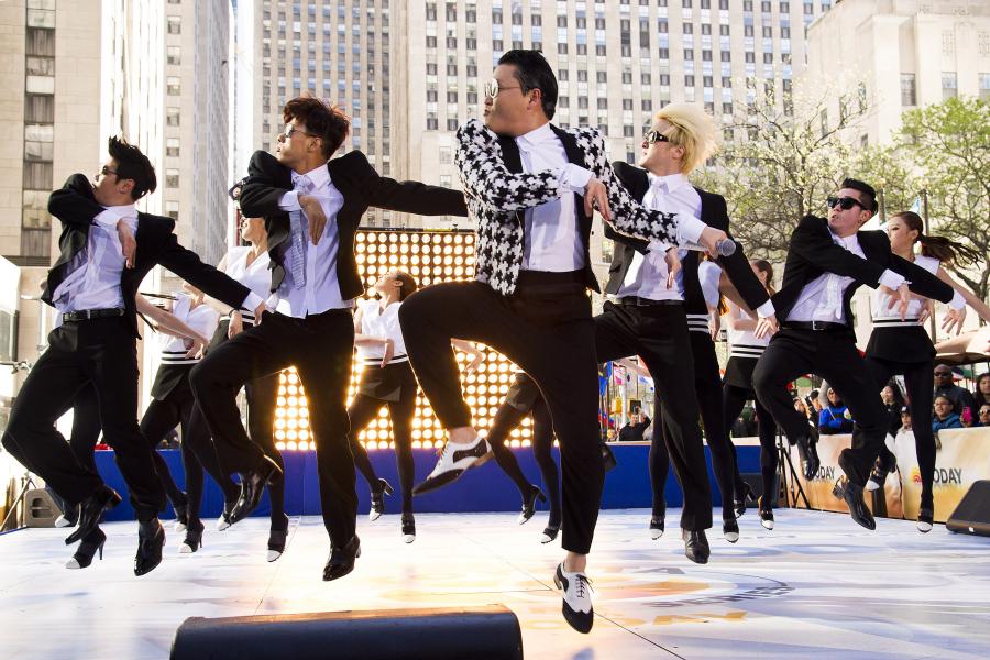 PSY podczas występu w programie NBC "Today" – 3 maja 2013