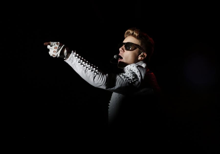 Justin Bieber podczas koncertu w ramach trasy "Believe world tour" w Asuncion (Paragwaju) – 6 listopada 2013