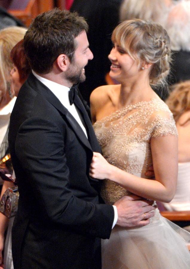 Bradley Cooper i Suki Waterhouse na gali tegorocznych Oscarów