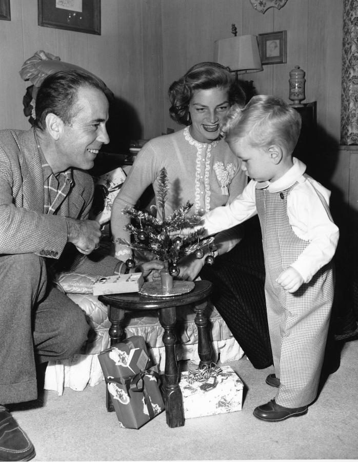 Humphrey Bogart i Lauren Bacall dekorują choinkę z synem Stephenem w 1950 roku