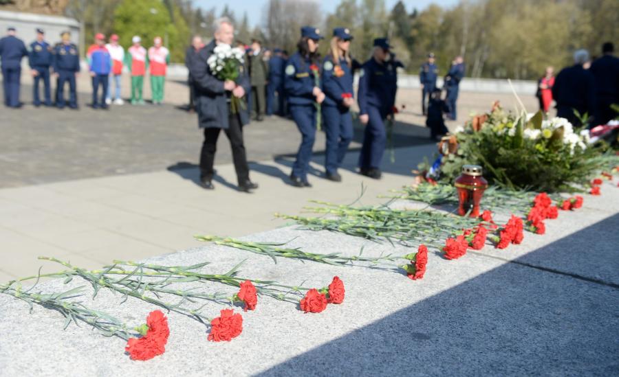 Uczestnicy rosyjskiego rajdu samochodowego "Drogami Chwały"