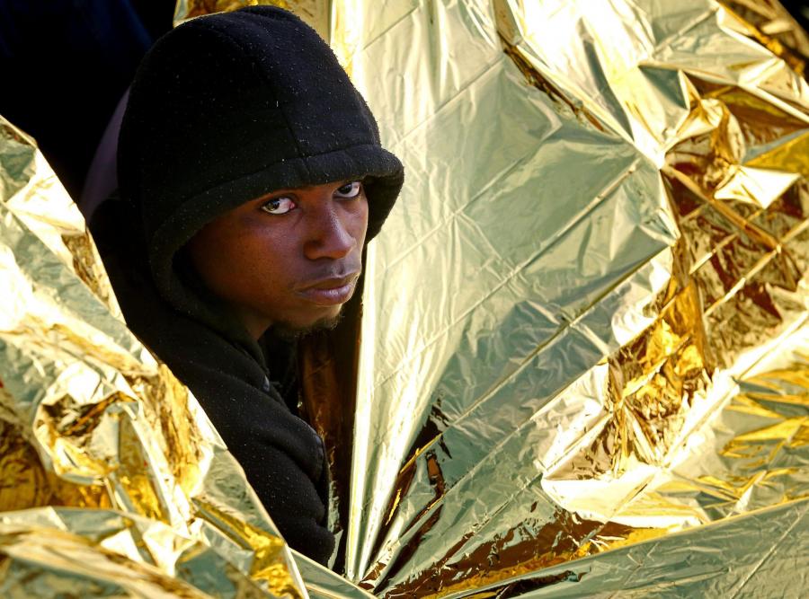 IMIGRANCI PŁYNĄ Z AFRYKI DO EUROPY NA TRATWACH I PONTONACH