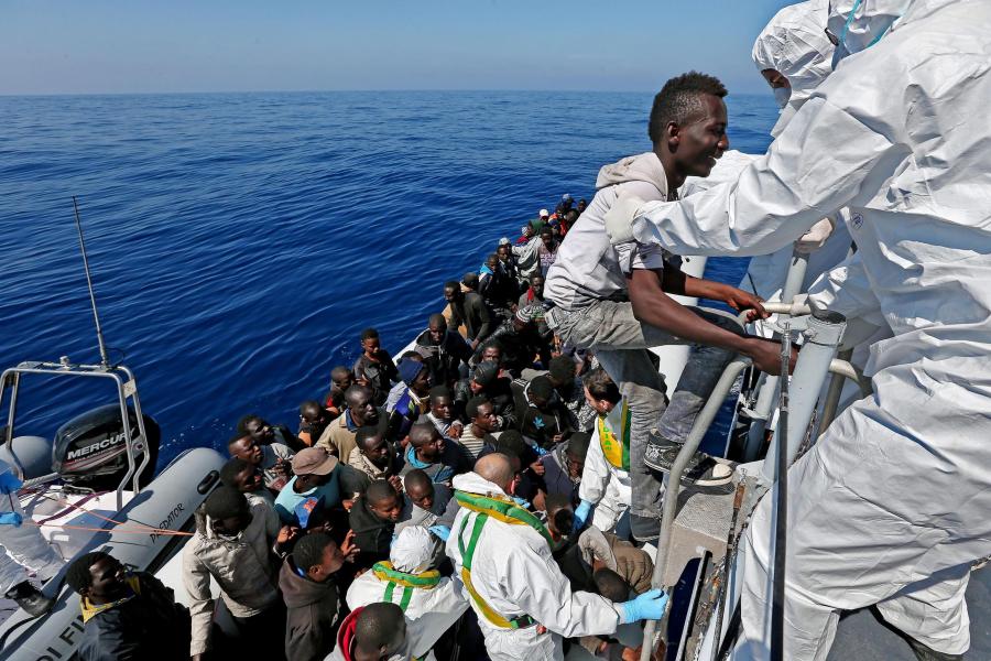 IMIGRANCI PŁYNĄ Z AFRYKI DO EUROPY NA TRATWACH I PONTONACH