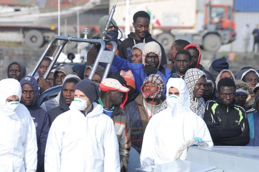 IMIGRANCI PŁYNĄ Z AFRYKI DO EUROPY NA TRATWACH I PONTONACH