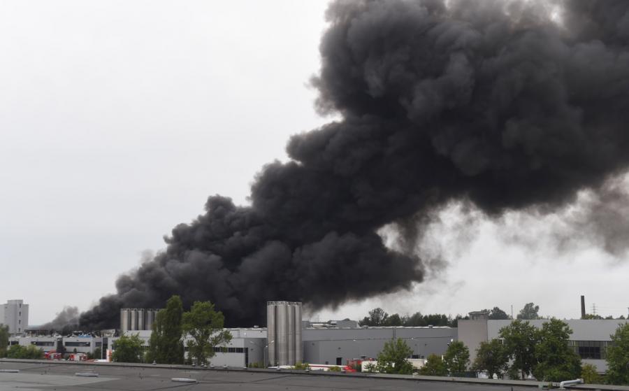Zdjęcia Pożar fabryki w Łodzi. Nad miastem kłęby dymu