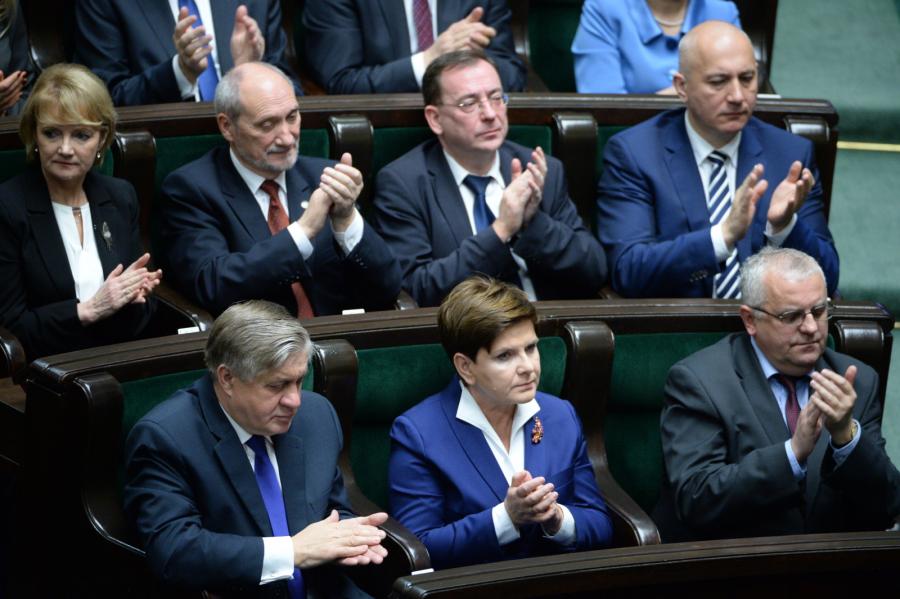Politycy PiS, w pierwszym rzędzie od lewej: minister rolnictwa Krzysztof Jurgiel, premier Beata Szydło, Adam Lipiński