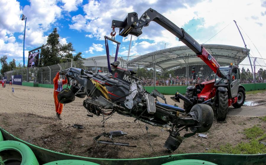 Tego nie da się wyklepać. Z bolidu Fernando Alonso zostały tylko szczątki