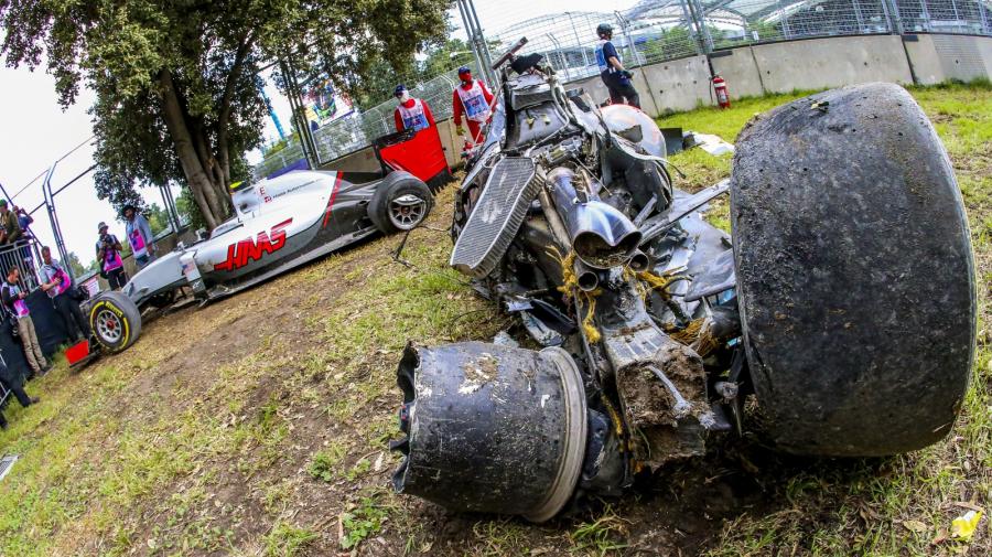 Tego nie da się wyklepać. Z bolidu Fernando Alonso zostały tylko szczątki