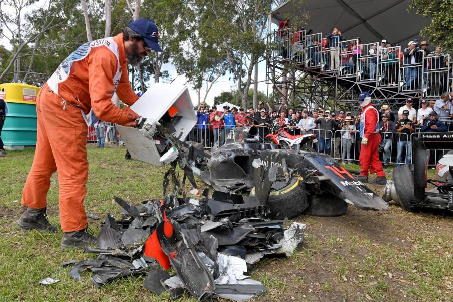 Tego nie da się wyklepać. Z bolidu Fernando Alonso zostały tylko szczątki