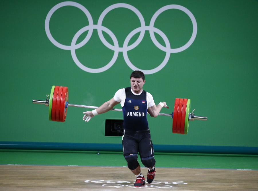 Koszmarna kontuzja Andranika Karapetyana. Sztanga ważąca prawie 200 kg uszkodziła mu rękę