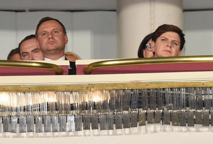 Prezydent Andrzej Duda i premier Beata Szydło podczas uroczystej premiery filmu "Smoleńsk"