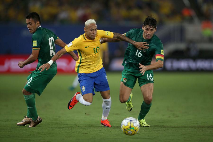 Neymar dostał z "łokcia" i zalał się krwią. Gwiazdor musiał opuścić boisko