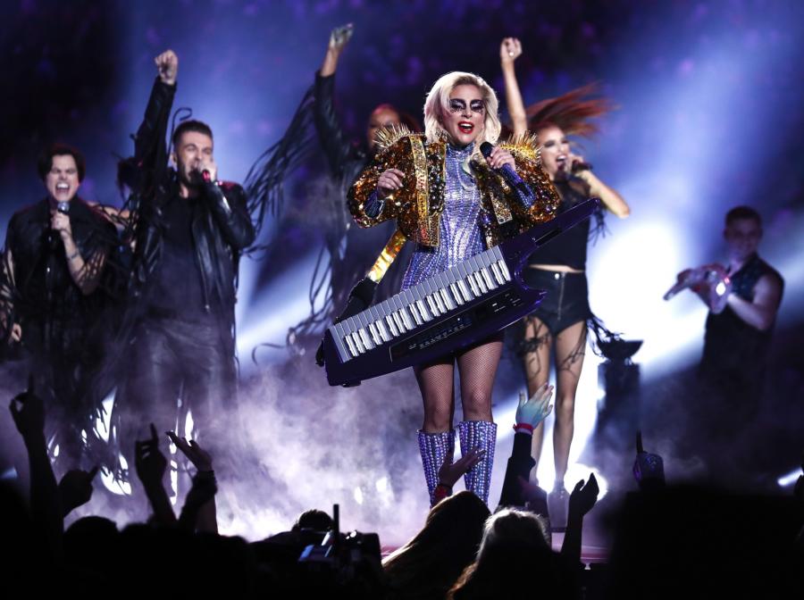 Lady Gaga podczas występu na Superbowl